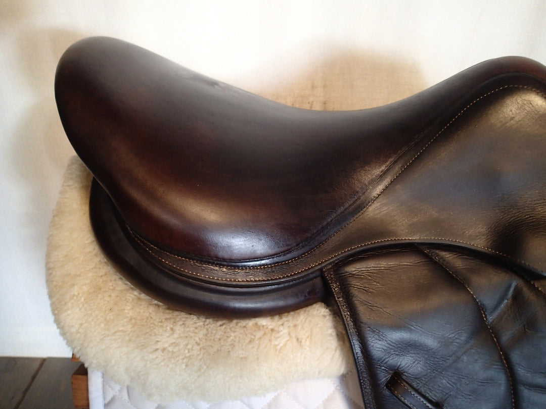 17.5" Voltaire Stuttgart Saddle - Full Buffalo - 2018 - 2A Flaps - 4.5" dot to dot - Pro Panels