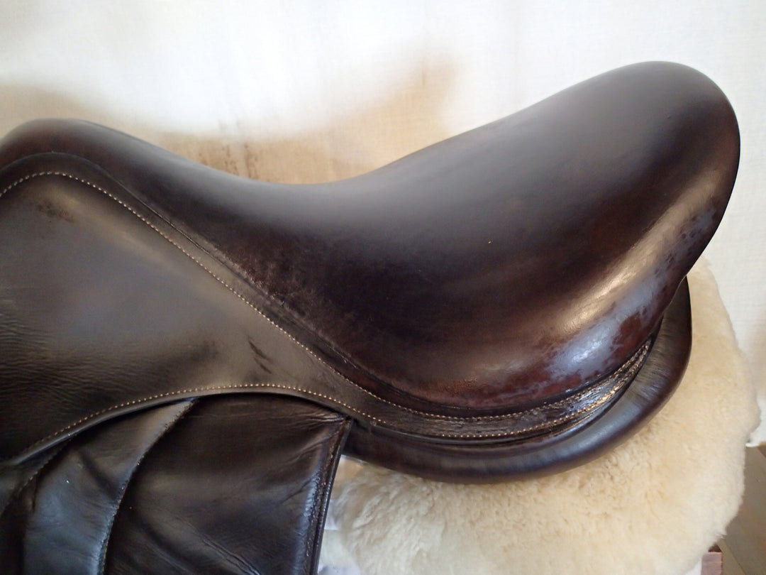17.5" Voltaire Stuttgart Saddle - Full Buffalo - 2018 - 2A Flaps - 4.5" dot to dot - Pro Panels