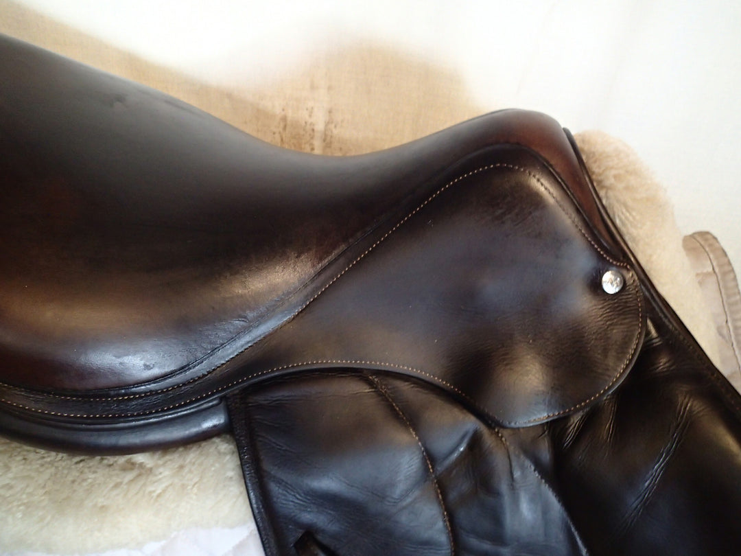 17.5" Voltaire Stuttgart Saddle - Full Buffalo - 2018 - 2A Flaps - 4.5" dot to dot - Pro Panels