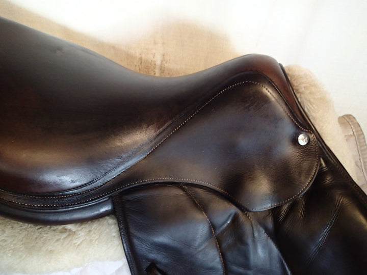 17.5" Voltaire Stuttgart Saddle - Full Buffalo - 2018 - 2A Flaps - 4.5" dot to dot - Pro Panels