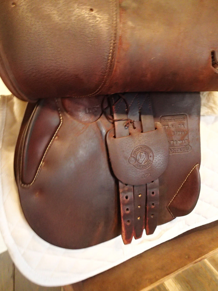 17.5" Antares Signature Saddle - 2021 - 3A Flaps - 4.25" dot to dot (938)