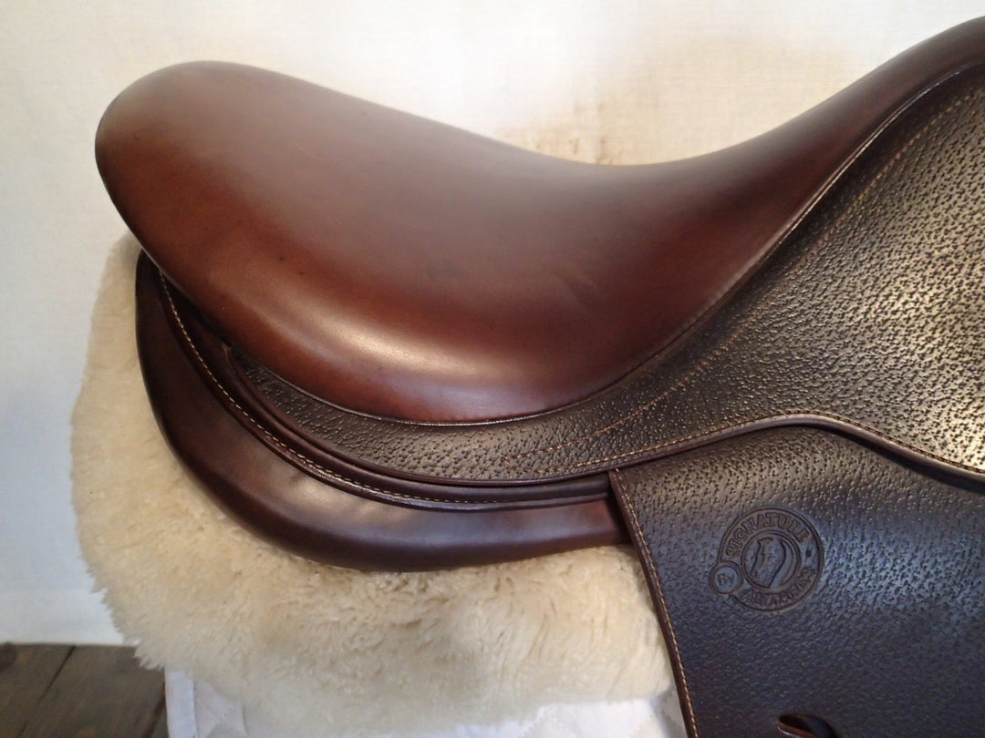 17.5" Antares Signature Saddle - 2021 - 3A Flaps - 4.25" dot to dot (938)