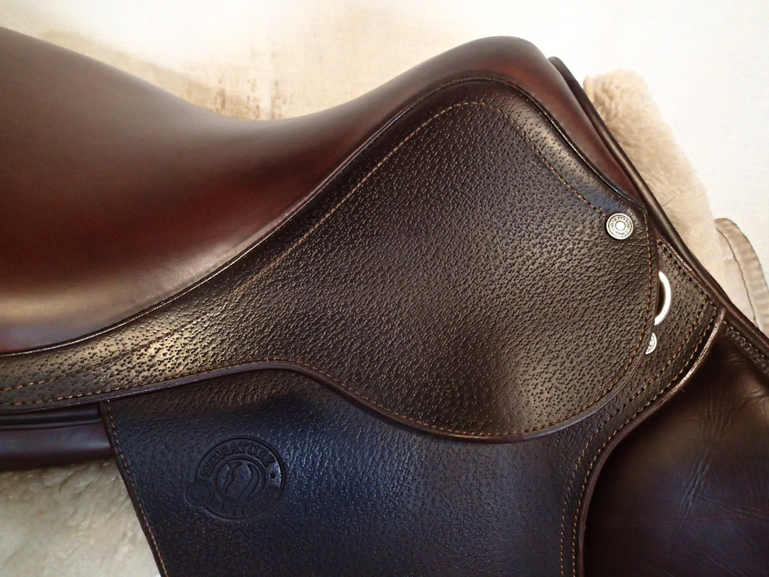 17.5" Antares Signature Saddle - 2021 - 3A Flaps - 4.25" dot to dot (938)