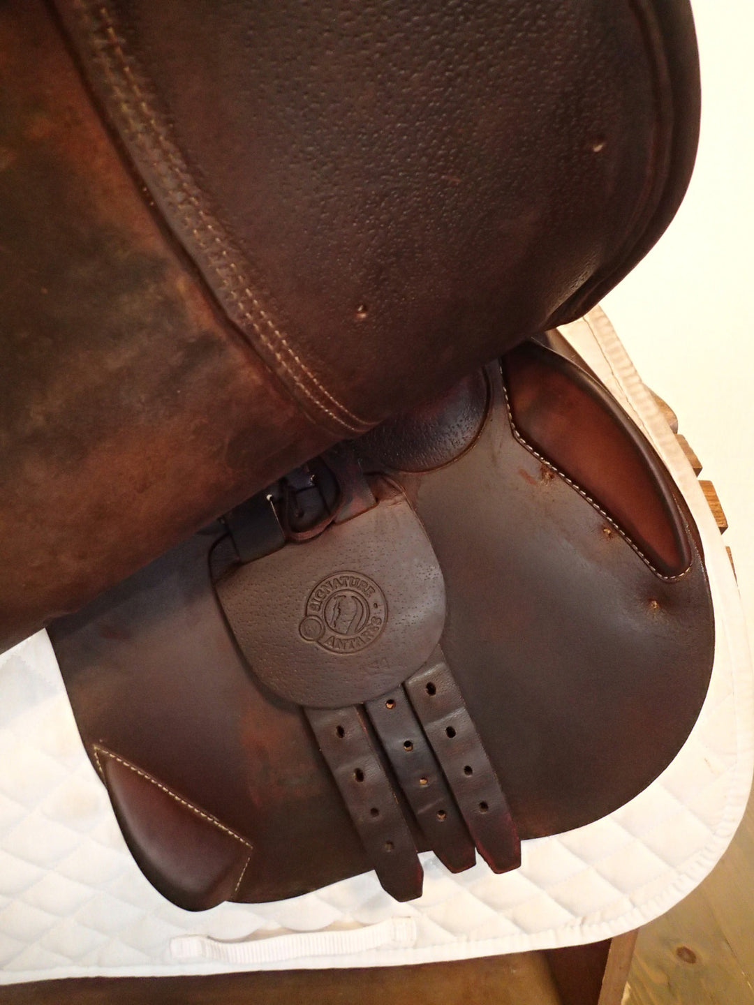 17.5" Antares Signature Saddle - 2021 - 3A Flaps - 4.25" dot to dot (938)