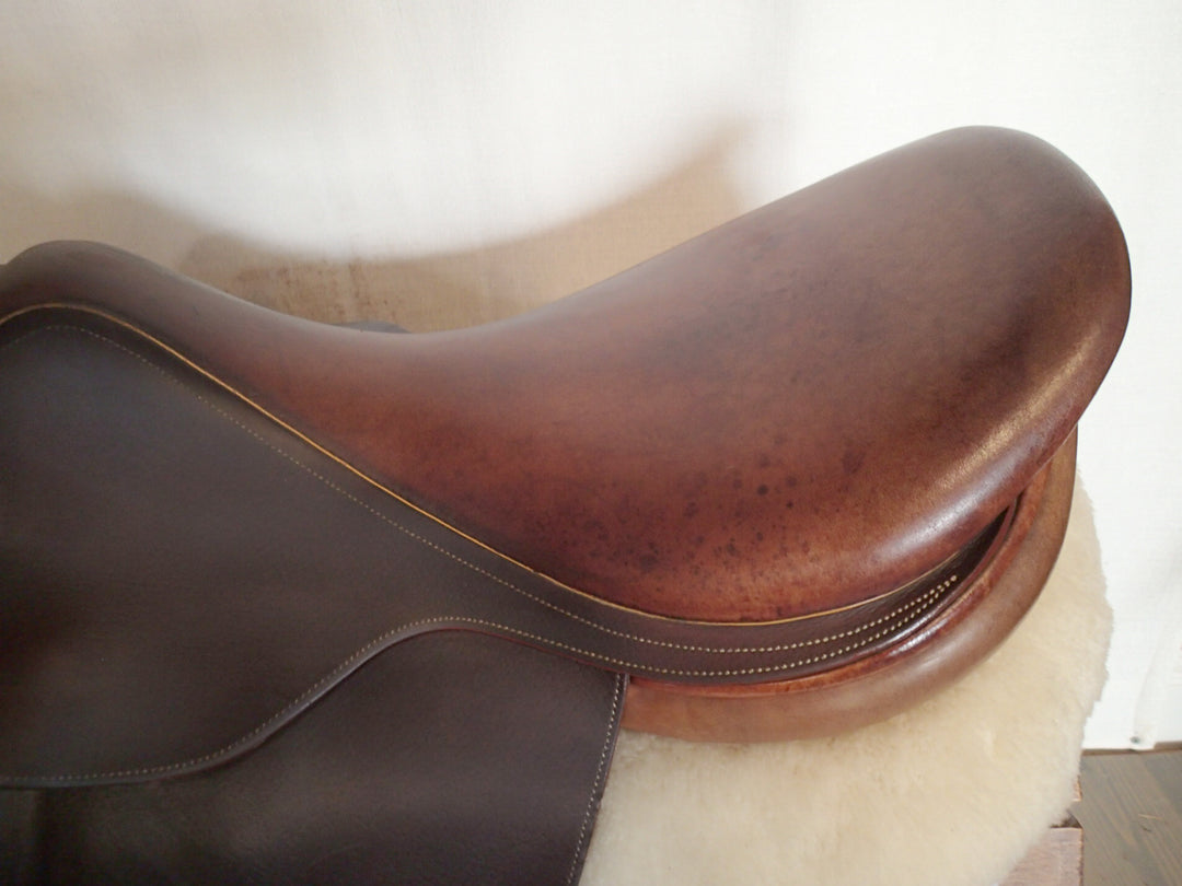 18.5" Luc Childeric Model M Saddle - 2002 - 2.5 Flaps - 4.75" dot to dot