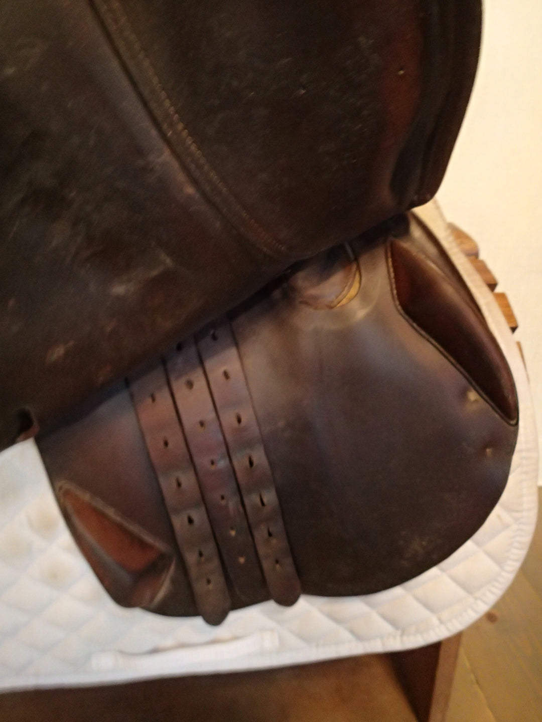 16.5" Antares Saddle - 2002 - 1 Flaps - 4.5" dot to dot