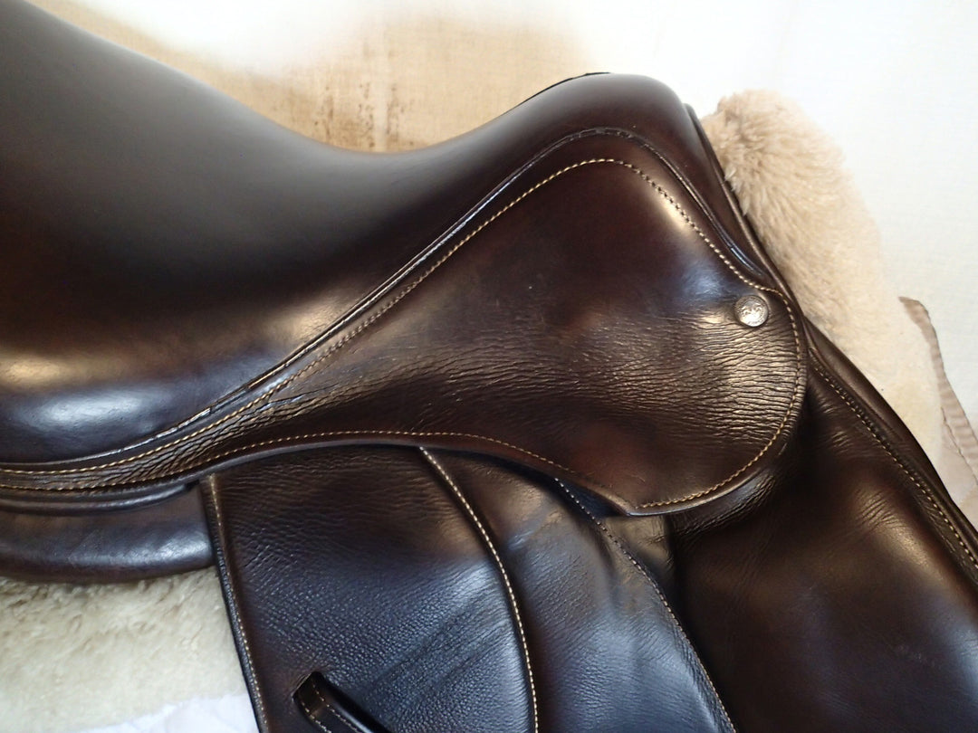 16.5" Voltaire Stuttgart Saddle - Full Buffalo - 2022 - 2A Flaps - 4.75" dot to dot - Pro Panels