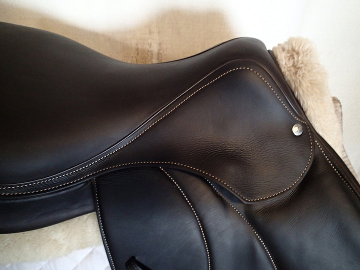 18" Voltaire Palm Beach Saddle - Full Buffalo - 2023 - 2AA Flaps - 4.75" dot to dot - Pro Panels