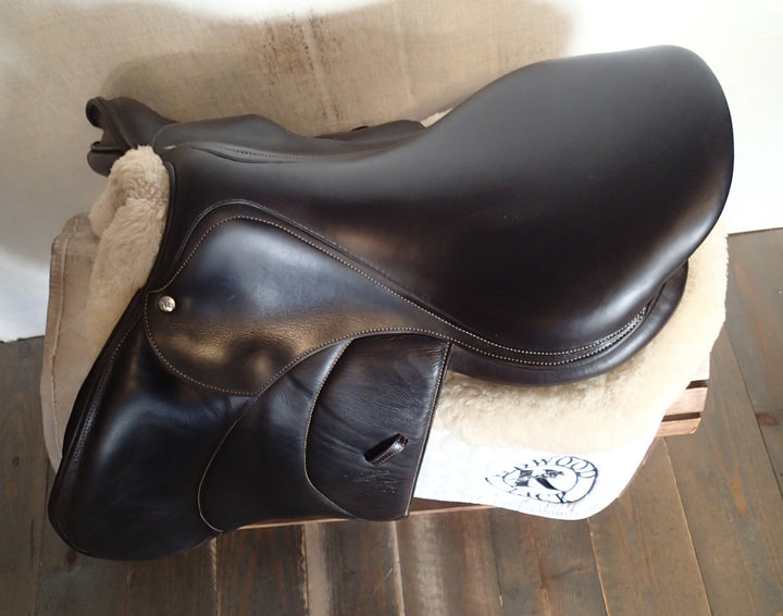 18" Voltaire Stuttgart Saddle - Full Buffalo - 2018 - 3AA Flaps - 4.75" dot to dot - Pro Panels