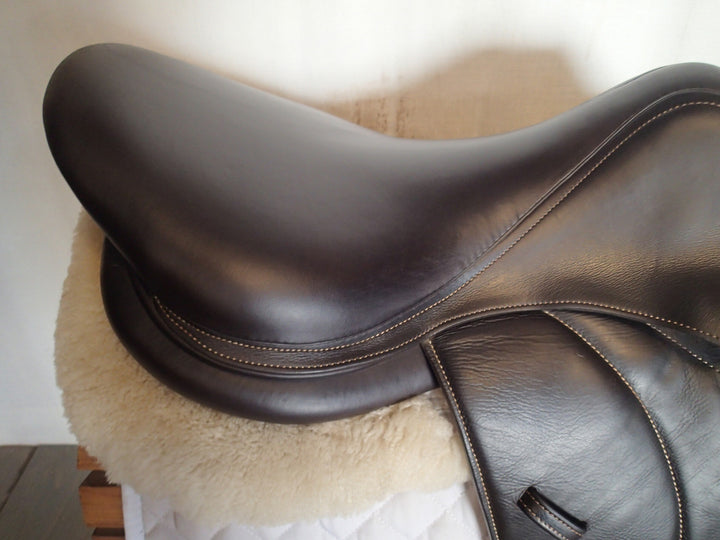 18" Voltaire Stuttgart Saddle - Full Buffalo - 2018 - 3AA Flaps - 4.75" dot to dot - Pro Panels