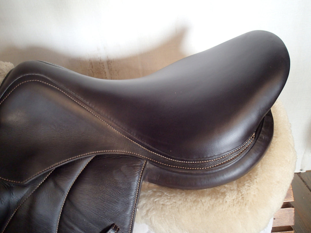 18" Voltaire Stuttgart Saddle - Full Buffalo - 2018 - 3AA Flaps - 4.75" dot to dot - Pro Panels