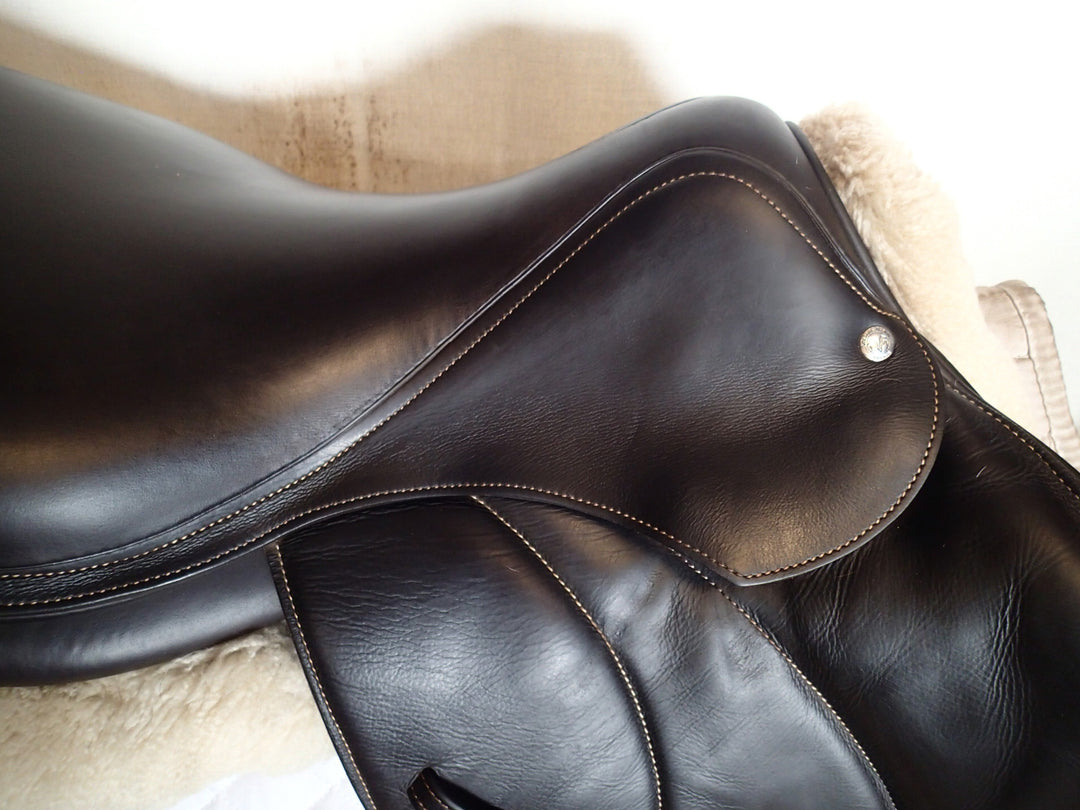 18" Voltaire Stuttgart Saddle - Full Buffalo - 2018 - 3AA Flaps - 4.75" dot to dot - Pro Panels