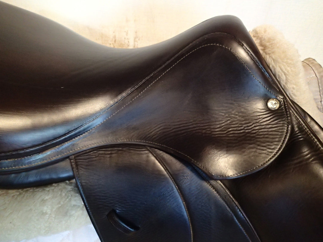 17.5" Voltaire Palm Beach Saddle - Full Buffalo - 2012 - 2A Flaps - 4.75" dot to dot - FIN Panels