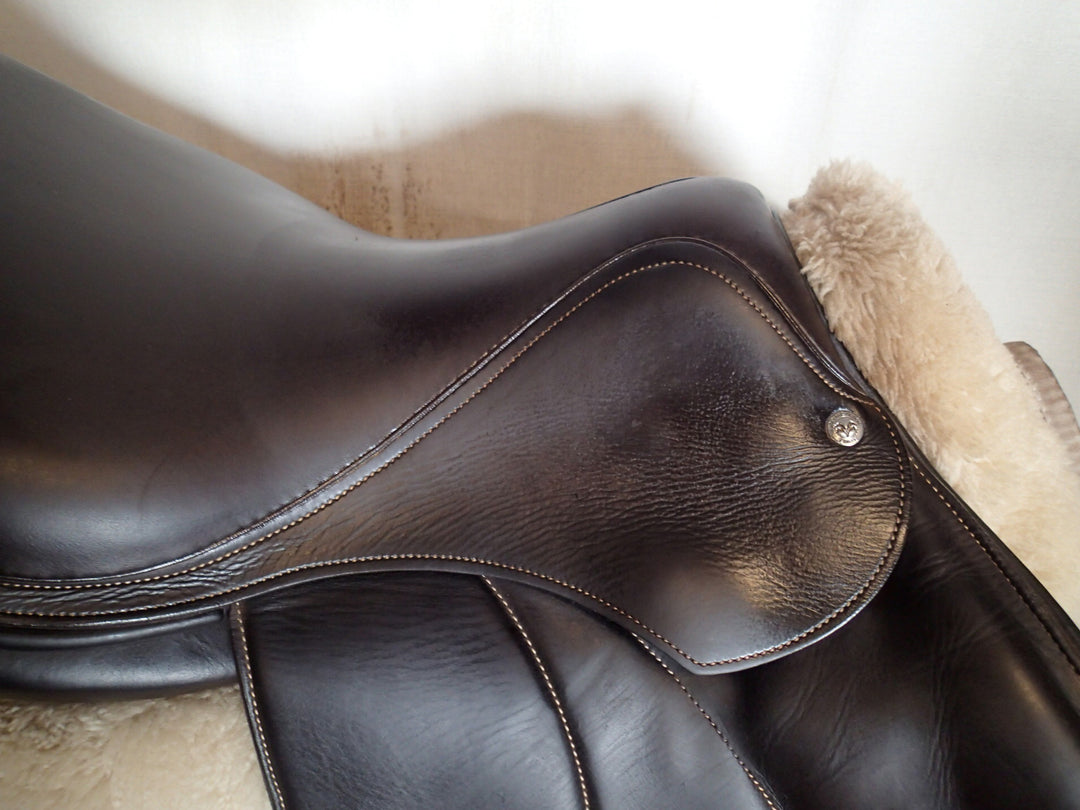 17" Voltaire Stuttgart Saddle - Full Buffalo - 2019 - 2AA Flaps - 5" dot to dot - FIN Panels (953)