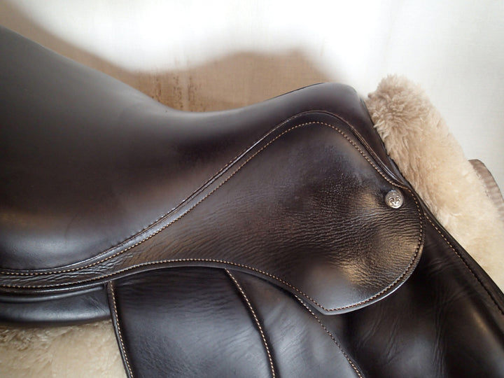 17" Voltaire Stuttgart Saddle - Full Buffalo - 2019 - 2AA Flaps - 5" dot to dot - FIN Panels (953)
