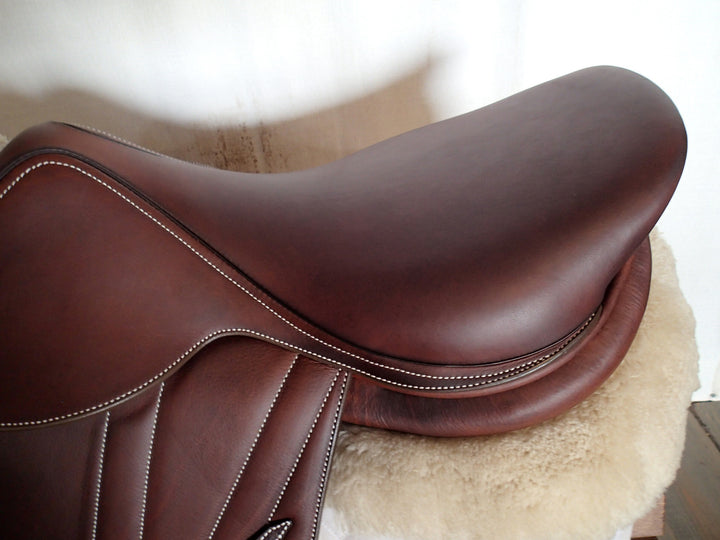 17.5" Butet Premium Saddle - Full Calfskin - 2015 - M Seat - 2.25 Flaps - 4.5" dot to dot (959)