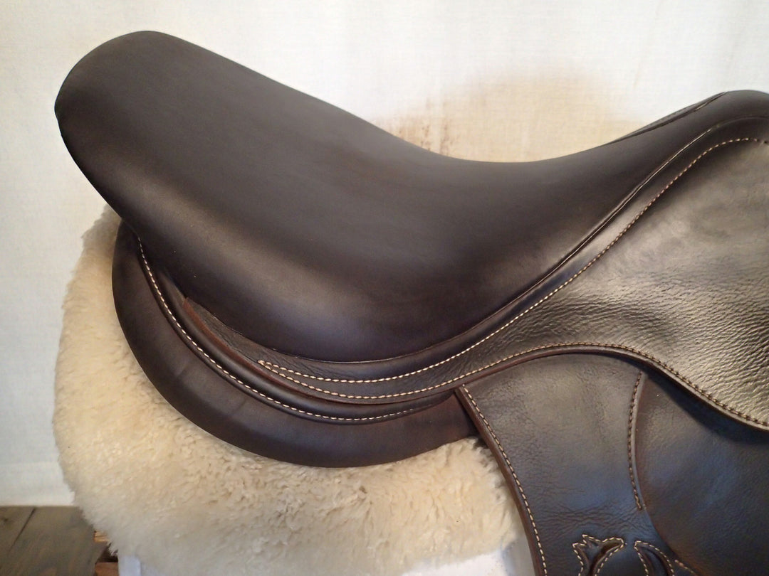 17.5" Antares Evolution Saddle - Full Buffalo - 2022 - 4AB Flaps - 4.5" dot to dot (961)