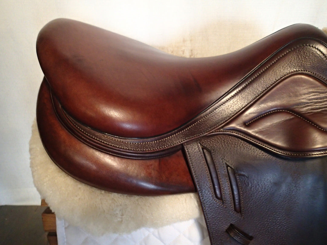 17.5" Devoucoux Biarritz Lab Saddle - 2019 - 2AA Flaps - 4.5" dot to dot