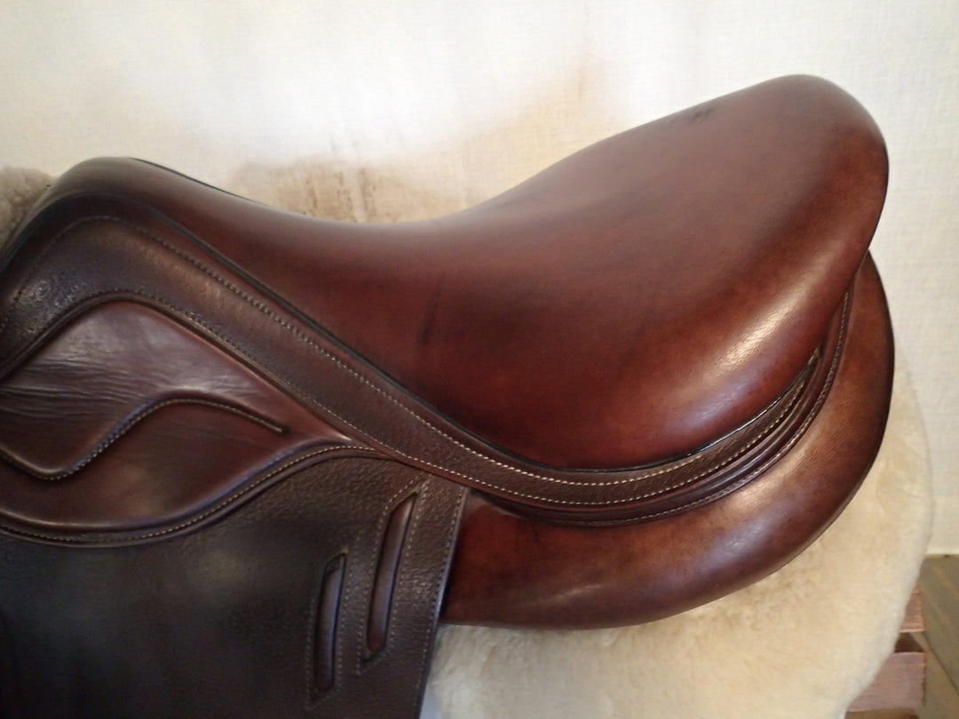 17.5" Devoucoux Biarritz Lab Saddle - 2019 - 2AA Flaps - 4.5" dot to dot