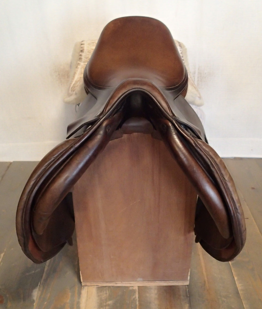 17" Butet Saddle - 1996 - L Seat - 1 Flaps - 4.25" dot to dot (975)