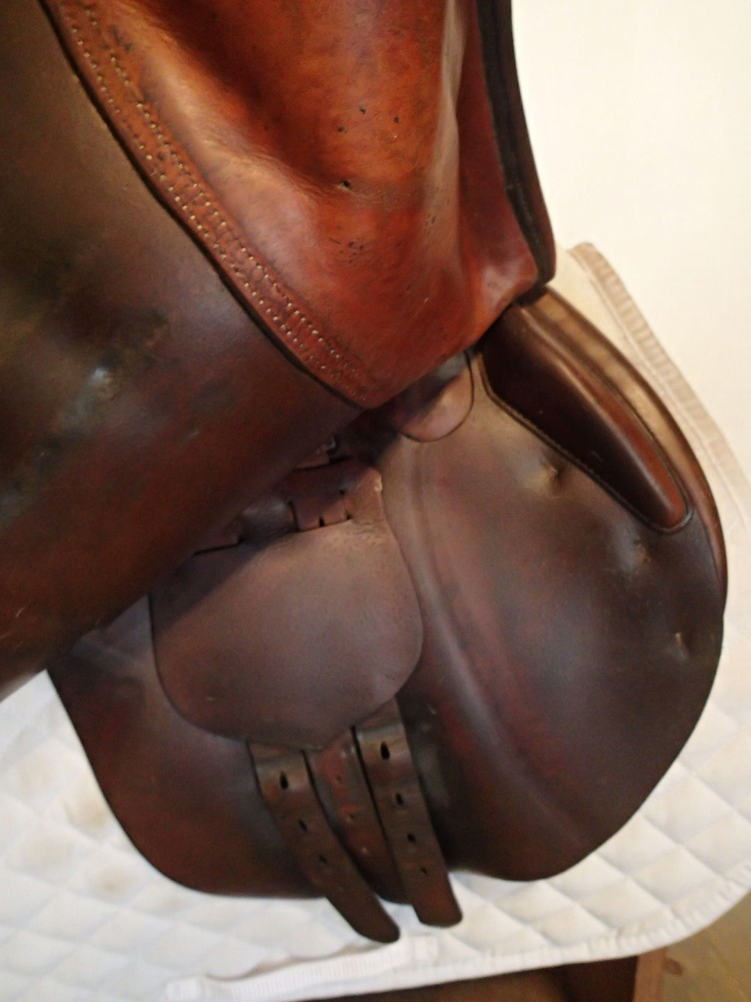 17" Butet Saddle - 1996 - L Seat - 1 Flaps - 4.25" dot to dot (975)