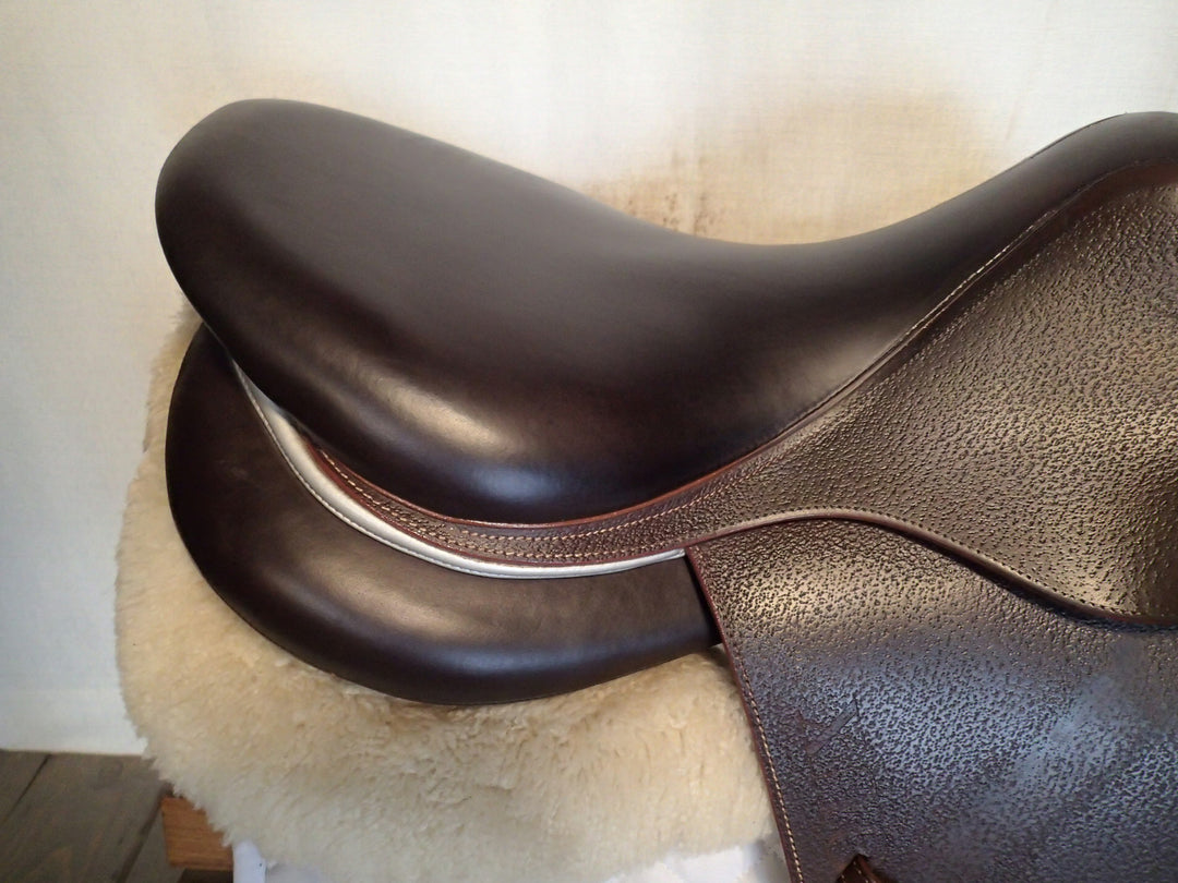 17.5" Devoucoux Biarritz S Saddle - 2022 - 3AB Flaps - 4.5" dot to dot (977)