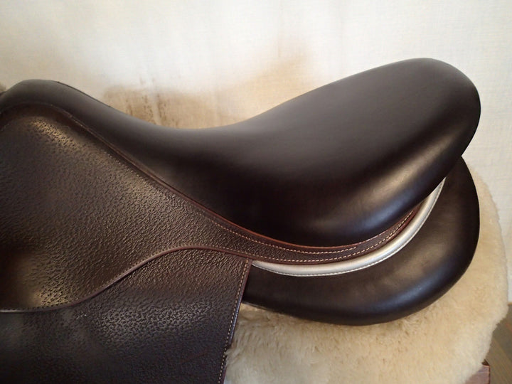 17.5" Devoucoux Biarritz S Saddle - 2022 - 3AB Flaps - 4.5" dot to dot (977)